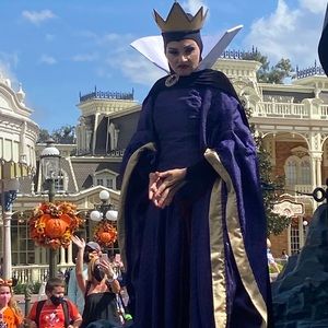 Meet your Posher, Holly